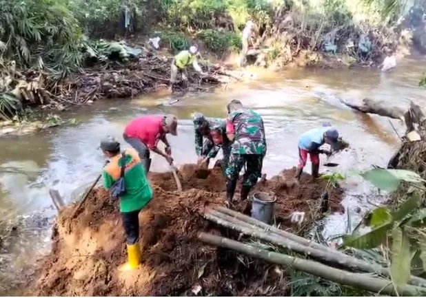 IMG 20250511 WA0005 Sungai Tersana Menyempit, Warga dan TNI Turun Tangan