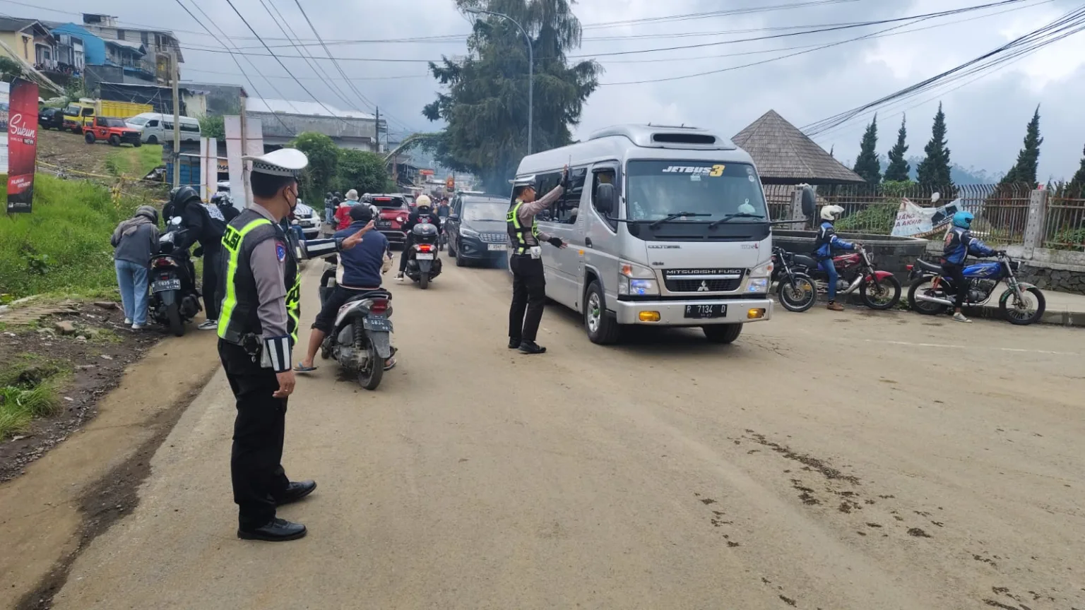 IMG 20250512 WA0005 Polres Banjarnegara Terjunkan Personel Amankan Jalur Dieng