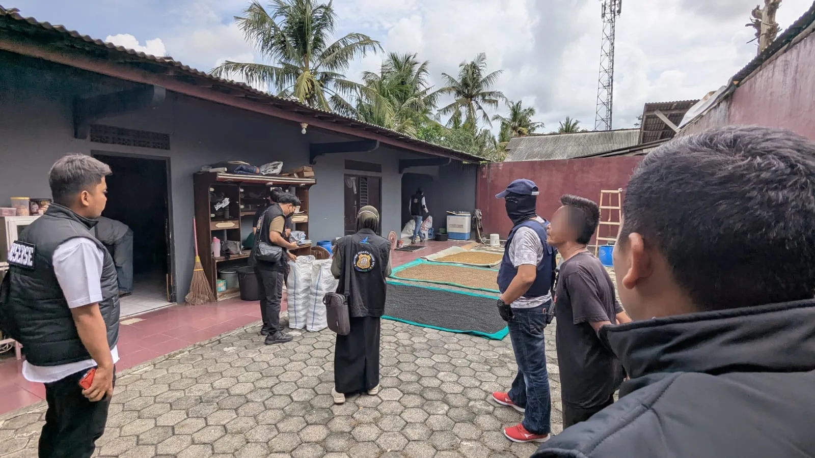 IMG 20250513 WA0008 Petugas Gabungan Gerebek Pabrik Jamu Ilegal di Kroya Cilacap, Sempat Dicurigai Pabrik Narkotika