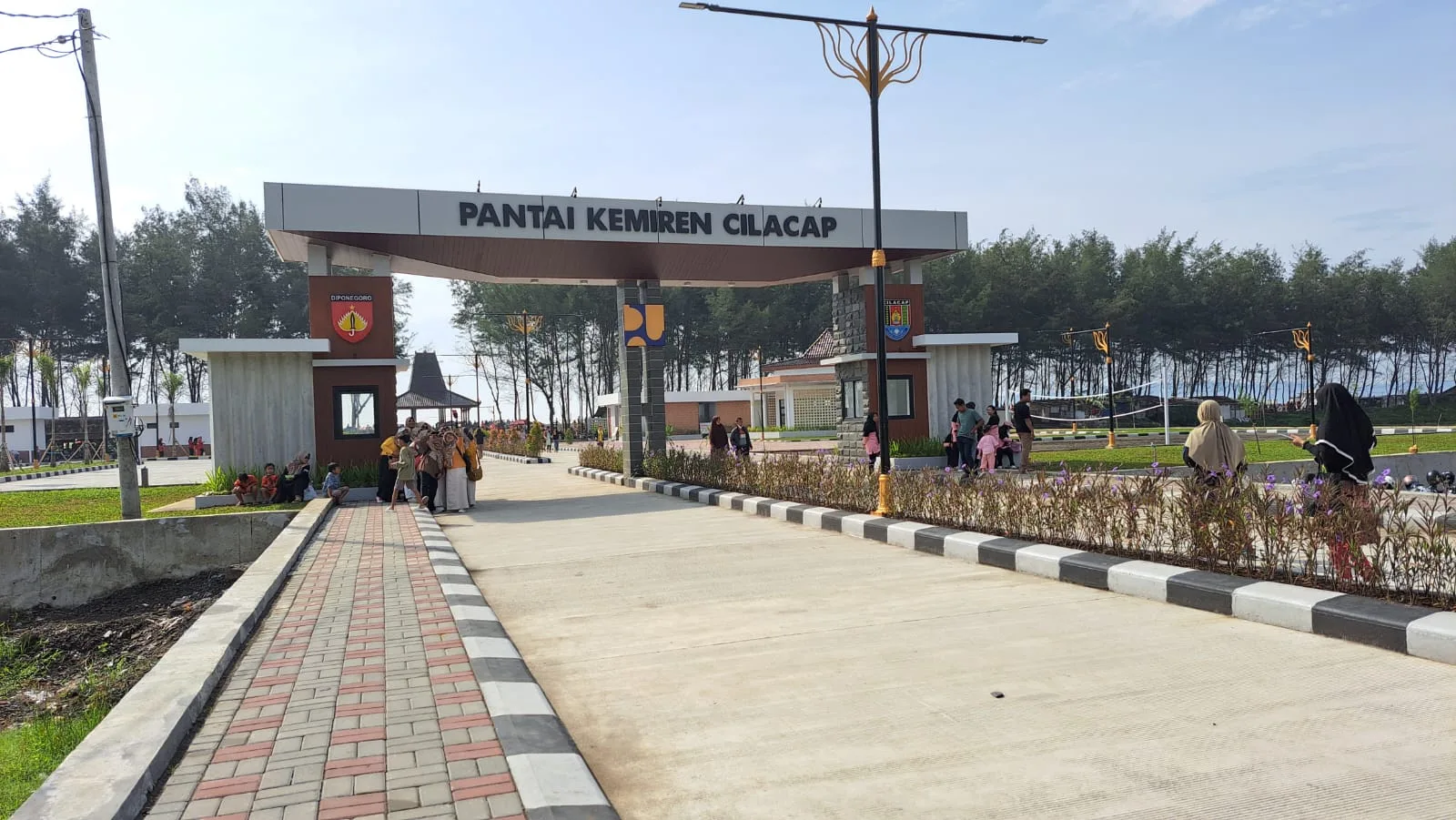 Obyek Wisata Pantai Kemiren Cilacap 