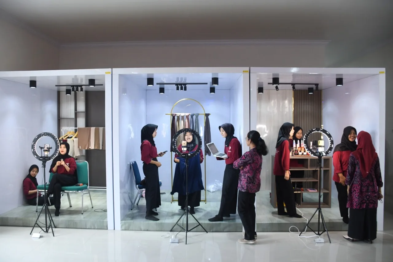 IMG 20250517 WA0005 Siswa SMKN 1 Purbalingga Praktik Jualan Online, Wabup Dukung Siswa Melek Digital