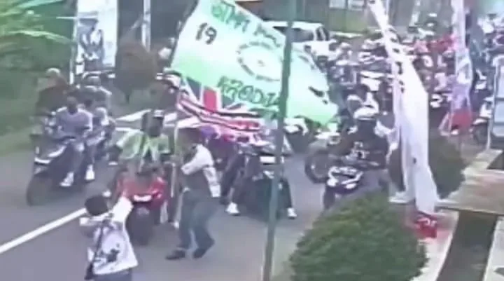 IMG 20250517 WA0007 Viral! Konvoi Pelajar di Binangun Cilacap Robohkan Pintu Gerbang Sekolah