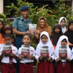 IMG 20250519 WA0023 Lanal Cilacap Bagikan Buku Sejarah “Bumi Hangus Cilacap 1947” ke Sekolah dan Perguruan Tinggi