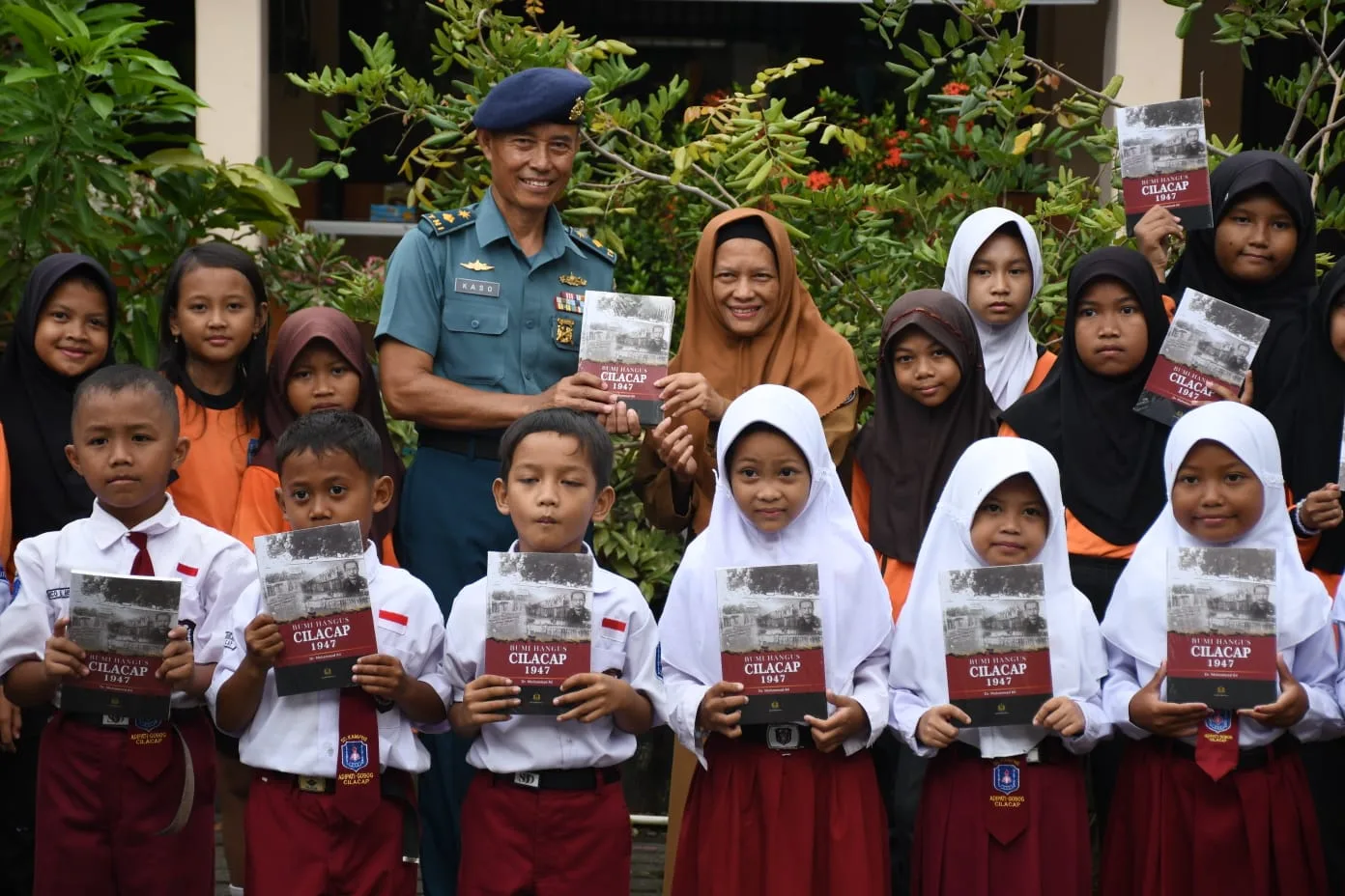 IMG 20250519 WA0023 Lanal Cilacap Bagikan Buku Sejarah “Bumi Hangus Cilacap 1947” ke Sekolah dan Perguruan Tinggi