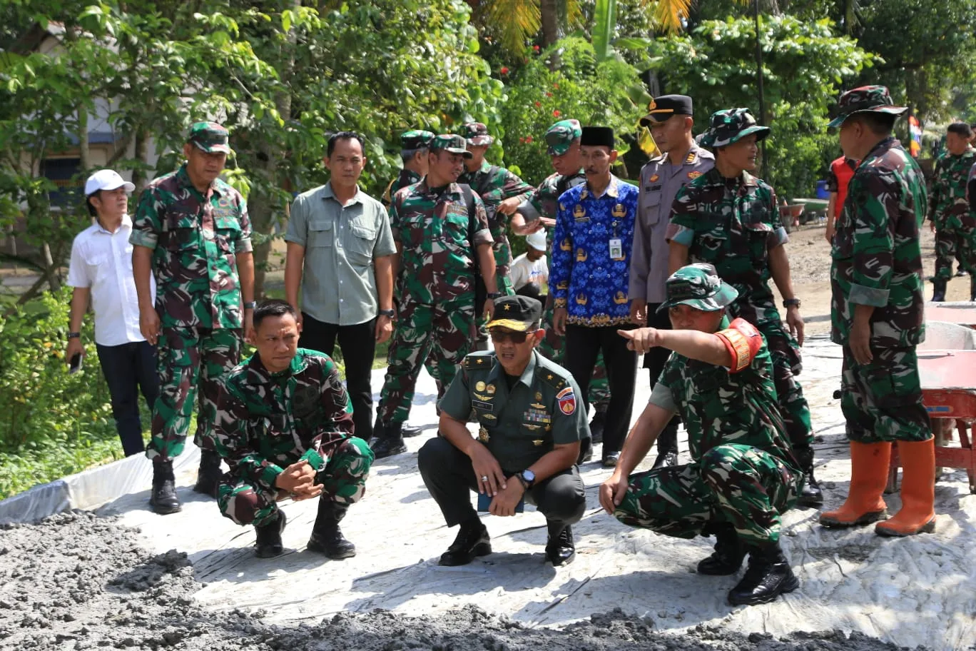 IMG 20250520 WA0006 Irdam IV Diponegoro Brigjen Bayu Tirtiyanto Tinjau Progres Pengerjaan Jalan Rabat Beton