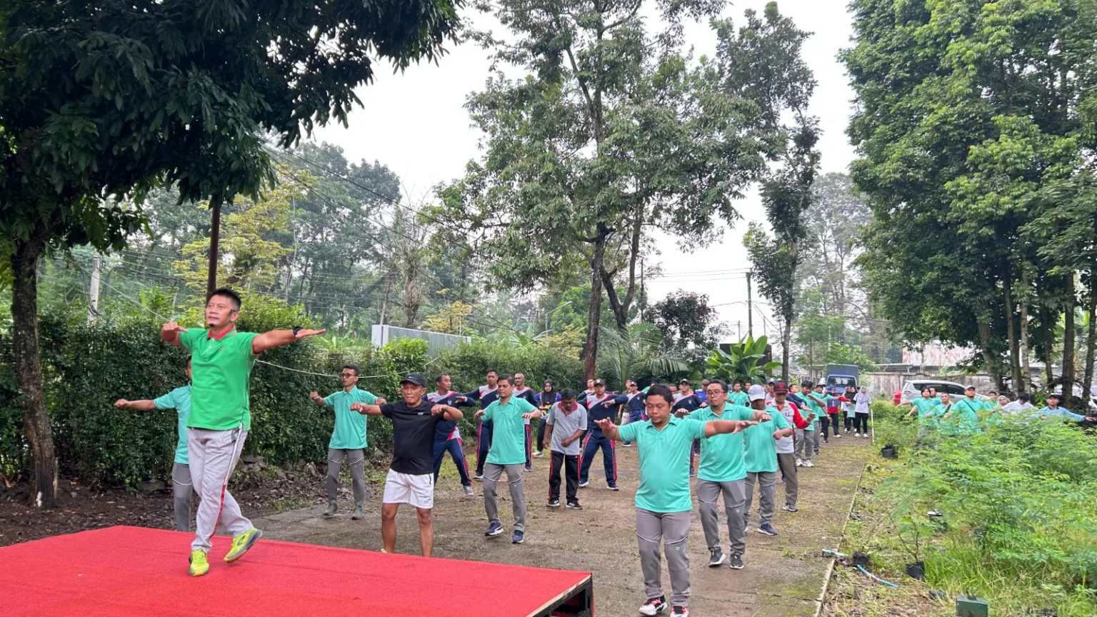 IMG 20250523 WA0014 Usai Senam Bersama, Seluruh Jajaran UBP Mrica Lakukan Aksi Bersih Lingkungan