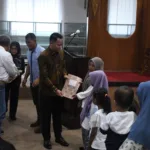 Bupati Purbalingga saat menyerahkan bantuan dana hibah bagi penyandang Talasemia Mayor, Minggu (25/4/2025) (dok.humas)