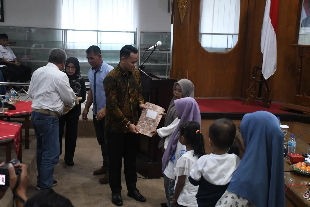 Bupati Purbalingga saat menyerahkan bantuan dana hibah bagi penyandang Talasemia Mayor, Minggu (25/4/2025) (dok.humas)