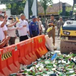 IMG 20250528 WA0005 Ribuan Botol Miras Hasil Sitaan Satpol PP Banjarnegara Dimusnahkan