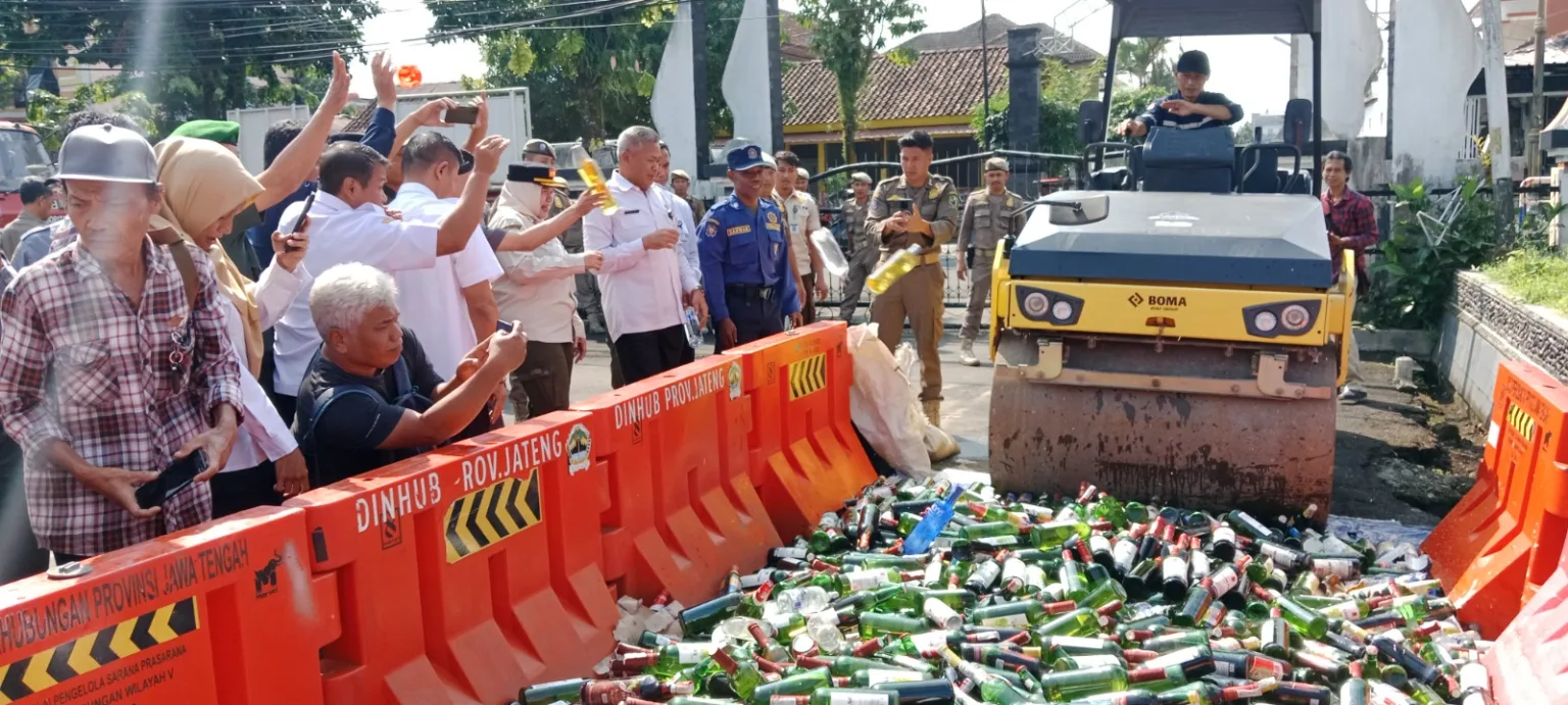 IMG 20250528 WA0005 Ribuan Botol Miras Hasil Sitaan Satpol PP Banjarnegara Dimusnahkan