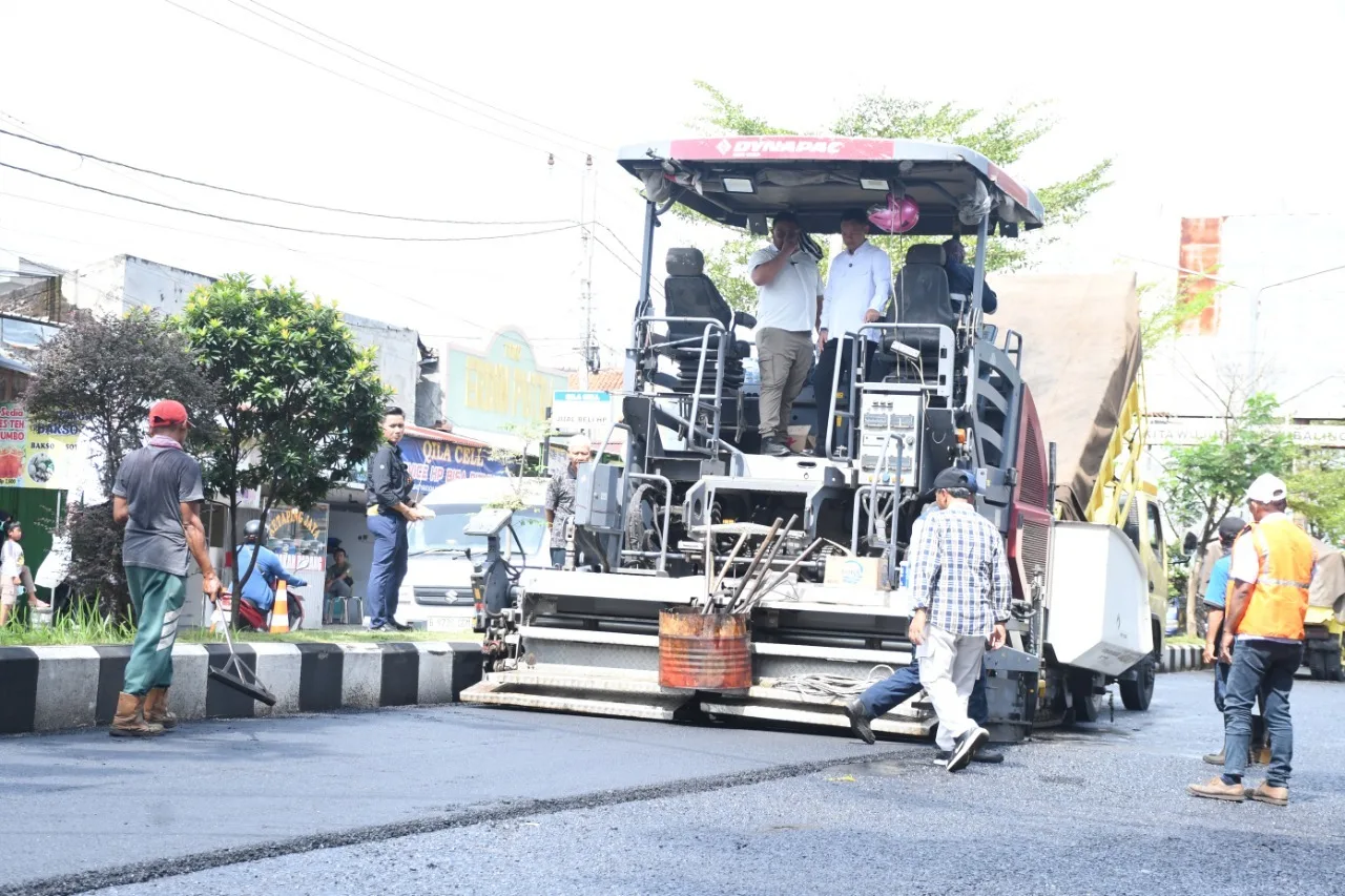 IMG 20250601 WA0011 Siap Penuhi Janji Kampanye, Bupati Purbalingga Mulai Lakukan Uji Coba Pengaspalan Jalan