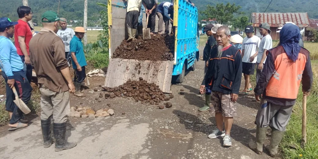 IMG 20250602 WA0008 Warga Muhammadiyah Kalibening Perbaiki Jalan Rusak dengan Swadaya