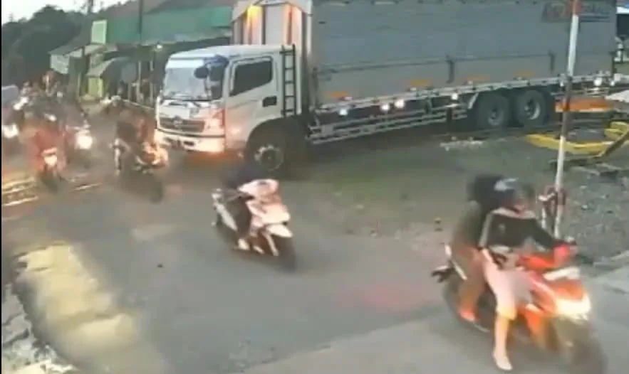 IMG 20250602 WA0011 Detik-Detik Menegangkan! Truk Nyasar di Rel Kereta Kawunganten Cilacap, Hampir Ketabrak