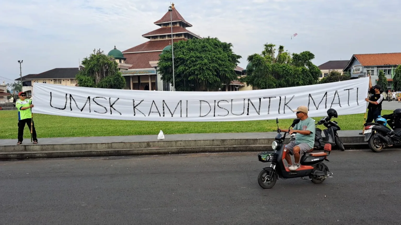 IMG 20250602 WA0012 Tak Lagi Diam! Buruh Cilacap Lawan Ketidakadilan Lewat Spanduk 50 Meter