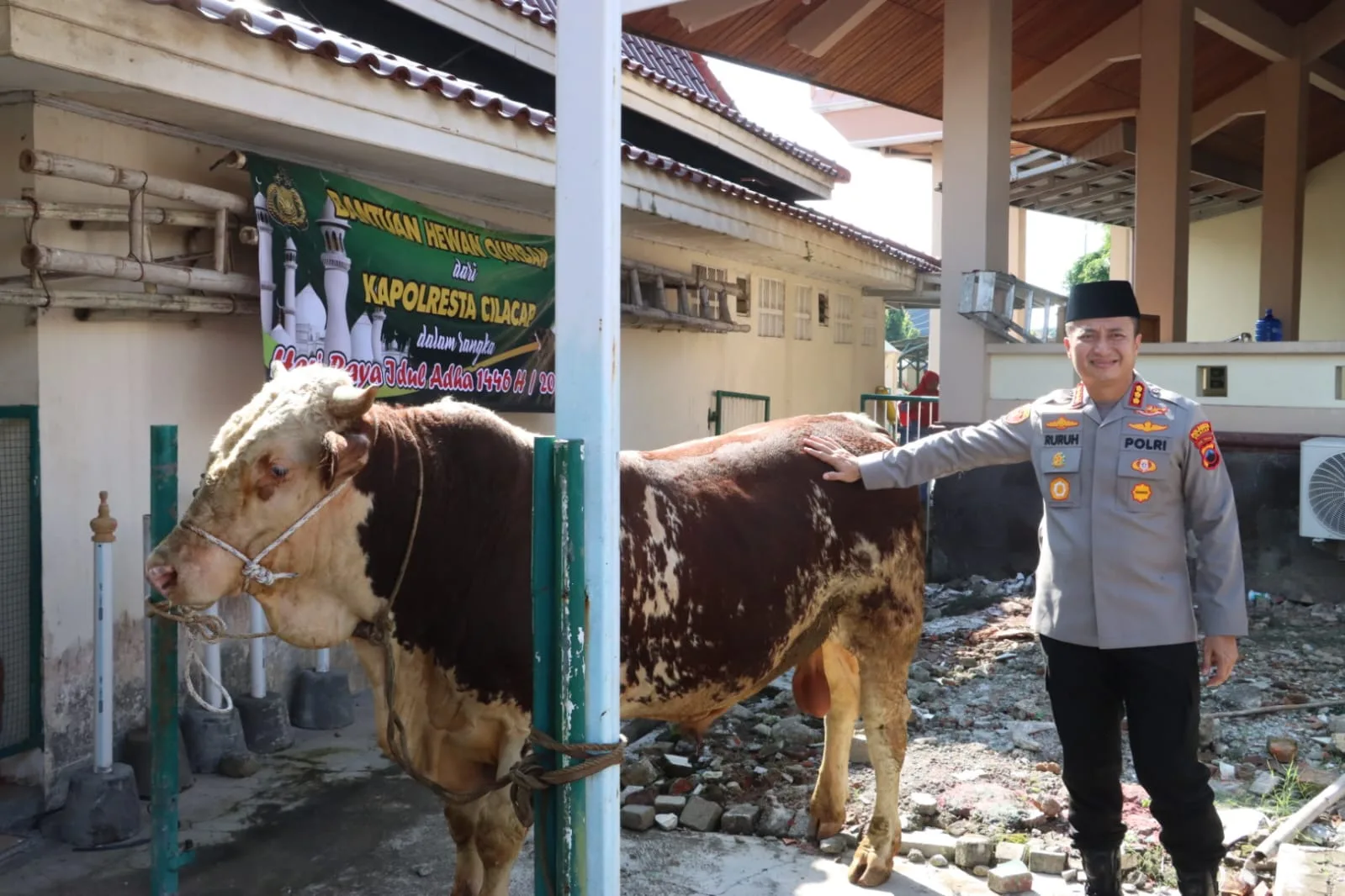 IMG 20250604 WA0005 Kapolresta Cilacap Serahkan Sapi Kurban Jumbo 700 Kg untuk Masjid Agung Darussalam