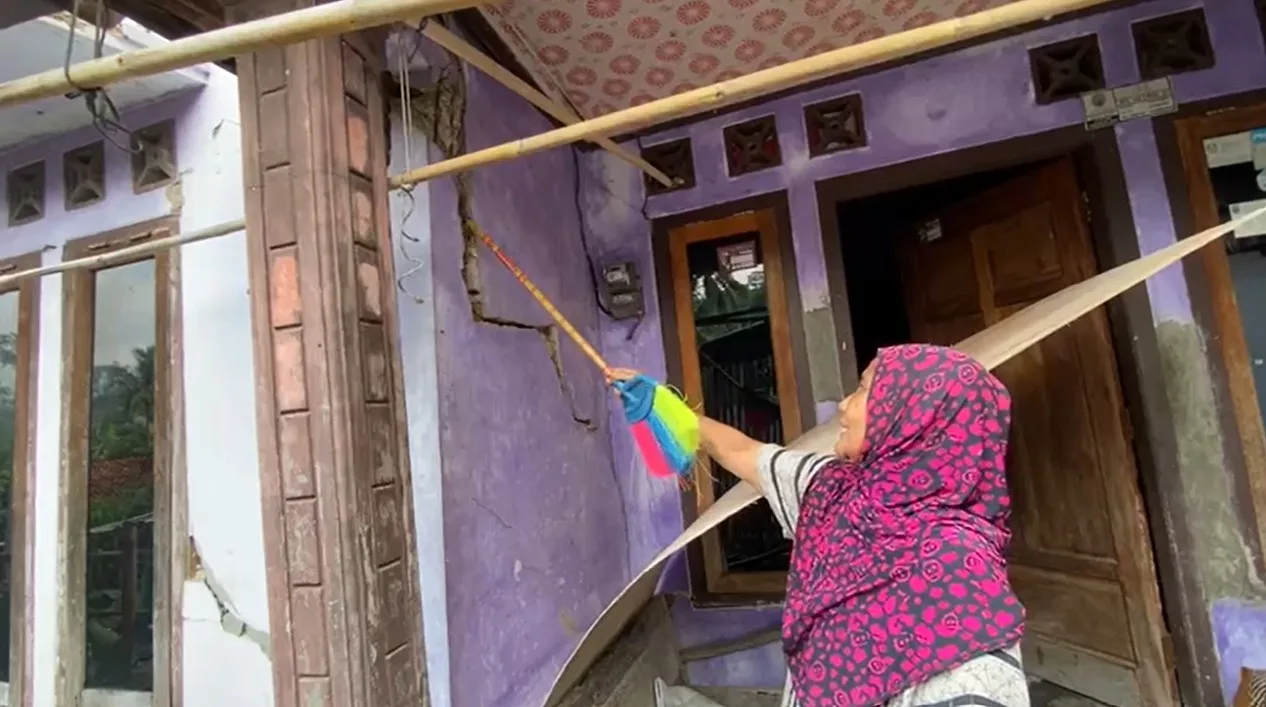 IMG 20250605 WA0016 Akibat Tanah Gerak, Belasan Rumah di Kalibening Banjarnegara Retak Hingga Miring