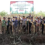 IMG 20250606 WA0003 Polisi Pegang Cangkul, Bukan Cuma Senjata: Ini Makna di Balik Panen Jagung Serentak di Cilacap