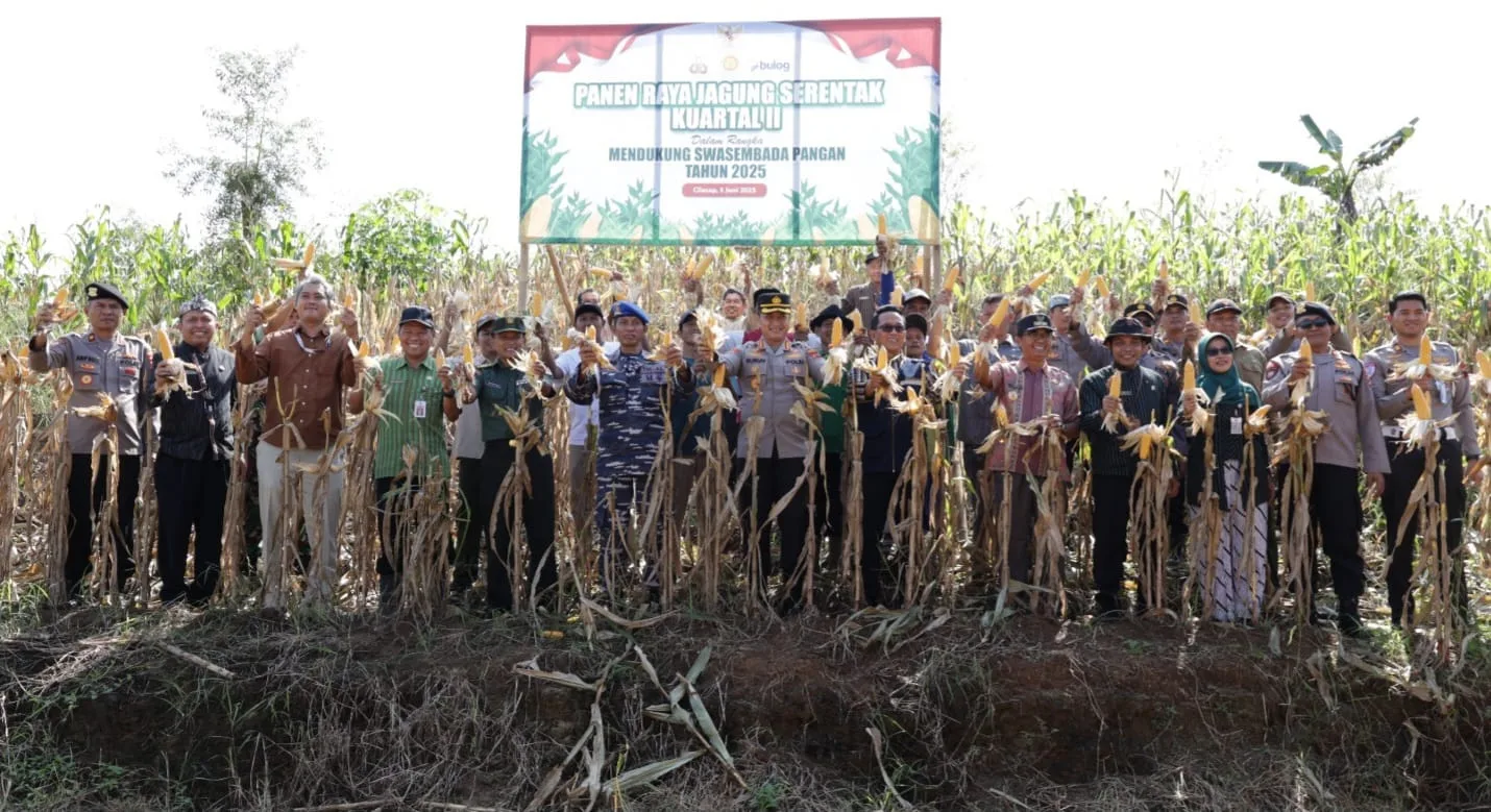IMG 20250606 WA0003 Polisi Pegang Cangkul, Bukan Cuma Senjata: Ini Makna di Balik Panen Jagung Serentak di Cilacap