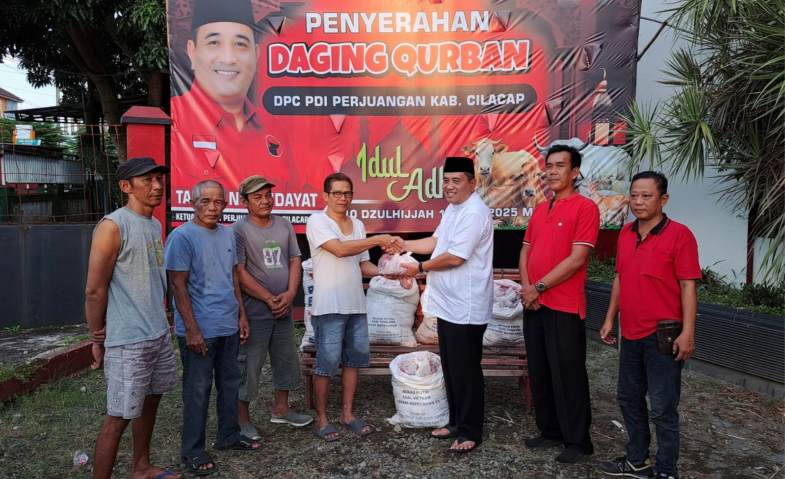 IMG 20250607 WA0000 PDIP Cilacap Rayakan Iduladha dengan Semangat Berbagi: Daging Kurban untuk Warga Sekitar