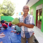 IMG 20250607 WA0001 Viral! Masjid di Cilacap Bungkus Daging Kurban Pakai Daun Jati, Aromanya Bikin Lapar