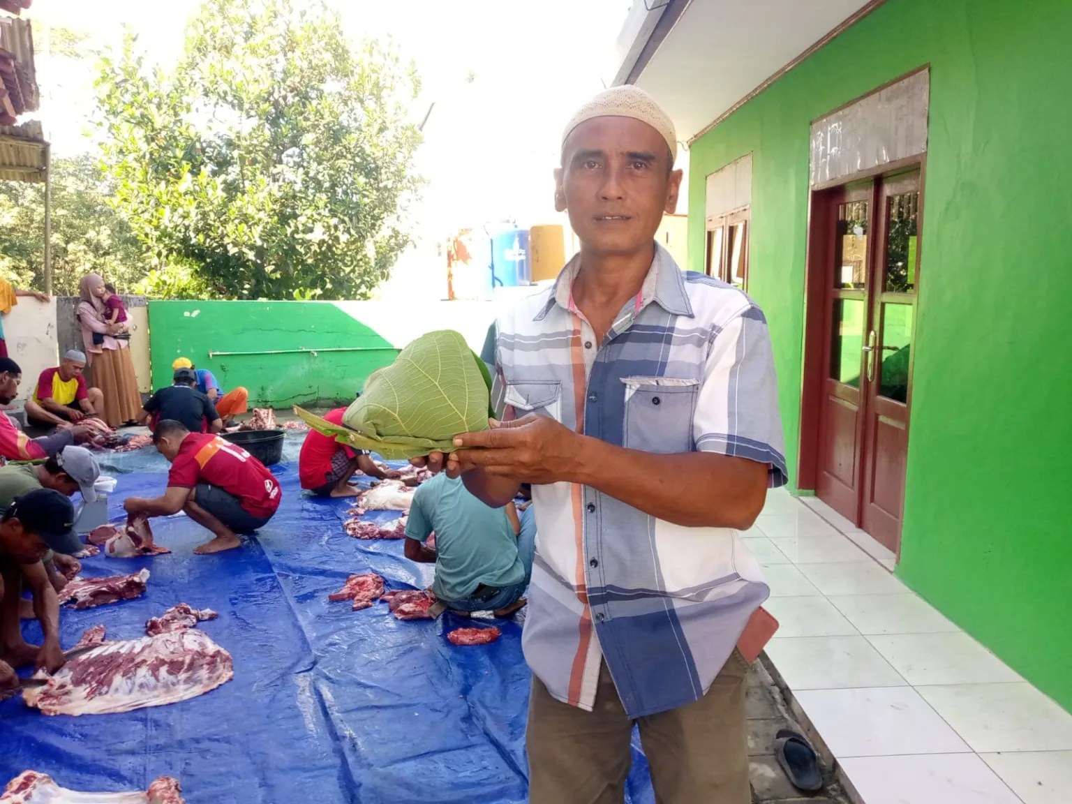 IMG 20250607 WA0001 Viral! Masjid di Cilacap Bungkus Daging Kurban Pakai Daun Jati, Aromanya Bikin Lapar