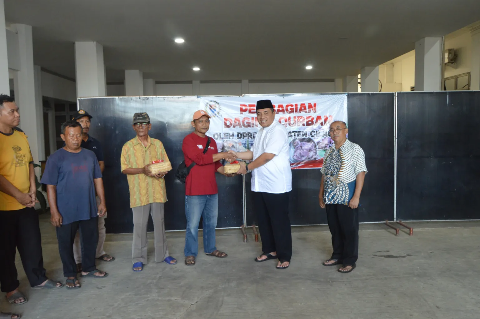 IMG 20250607 WA0005 Rakyat Kecil Dapat Perhatian, Ketua DPRD Cilacap Tebar Daging Kurban di Hari Raya Iduladha