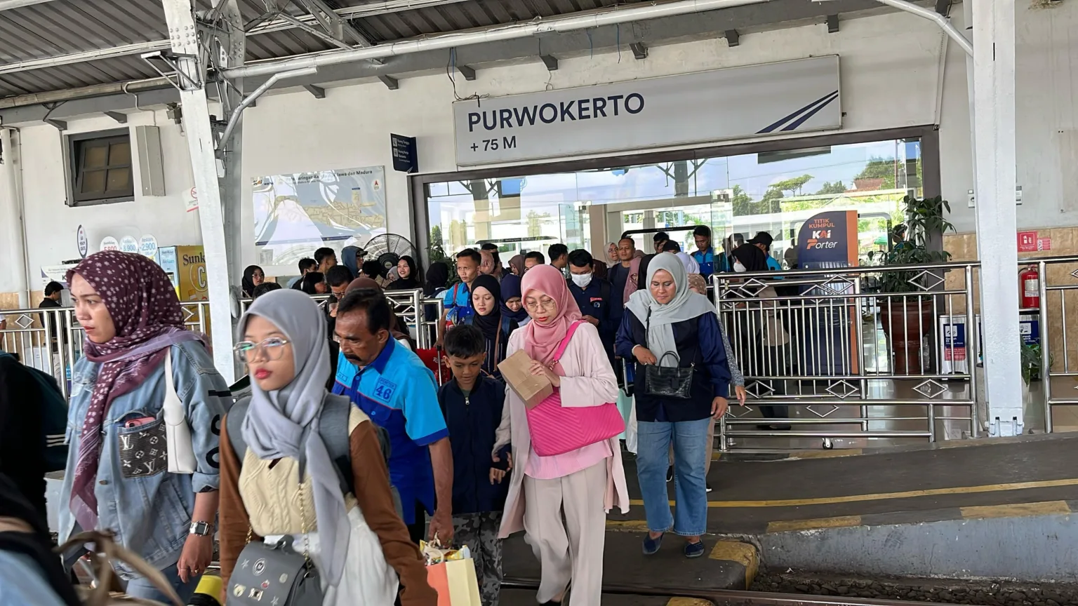 IMG 20250608 WA0002 Warga Berebut Tiket! Lonjakan Penumpang Kereta Daop 5 Purwokerto Cetak Angka Fantastis