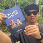 Penulis Asal Cilacap Telson Hardani menunjukkan buku karyanya berjudul Sein Kanan Belok Kiri