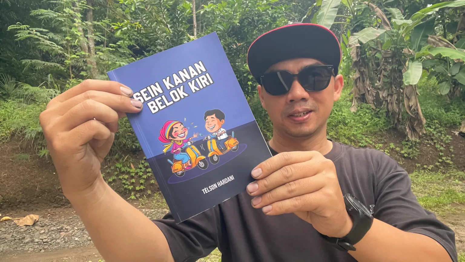 Penulis Asal Cilacap Telson Hardani menunjukkan buku karyanya berjudul Sein Kanan Belok Kiri