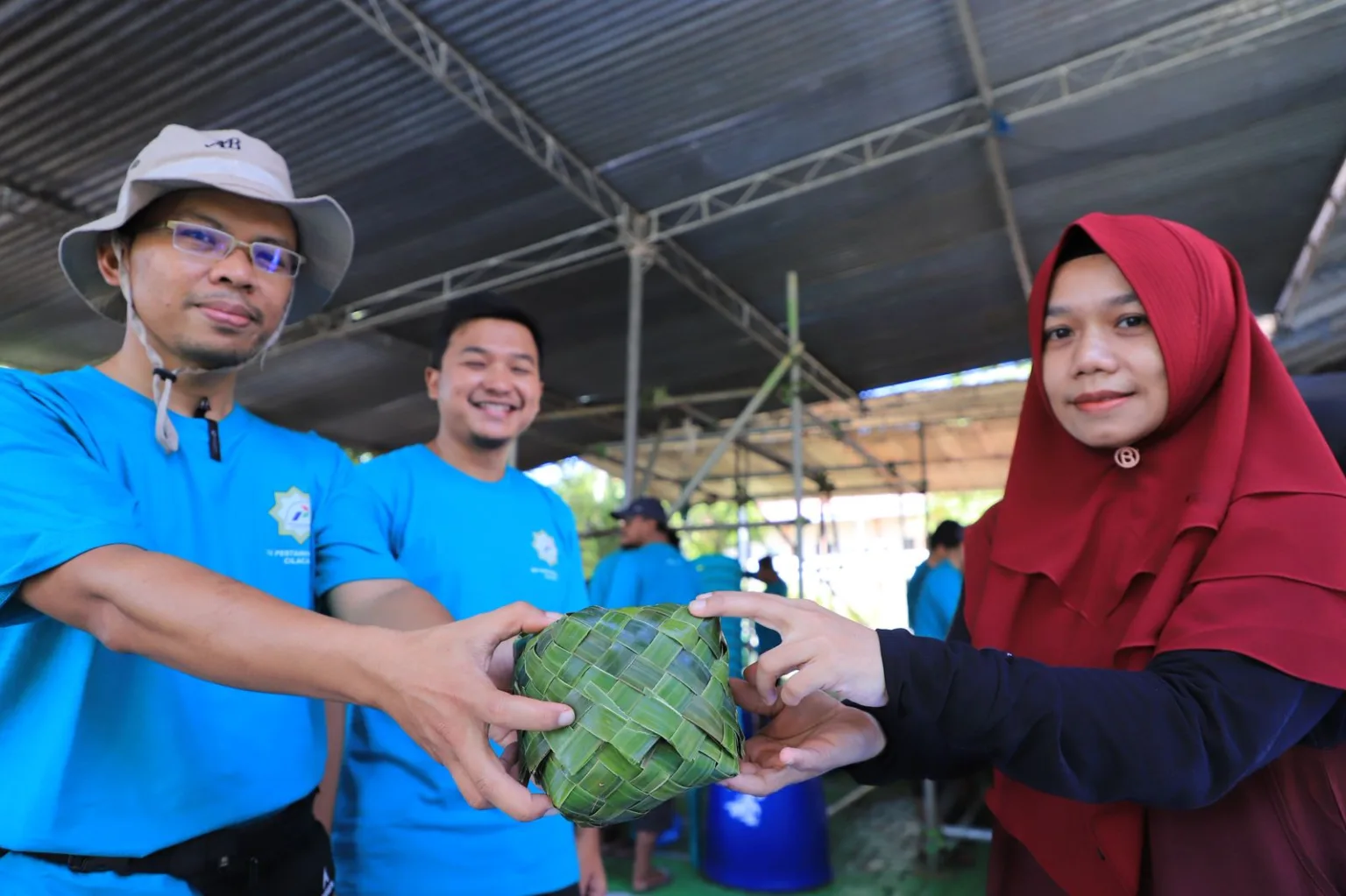 img 20250609 wa0011 Unik Banget! Iduladha di Kilang Cilacap Tanpa Kantong Plastik, Diganti Besek Daun Nipah