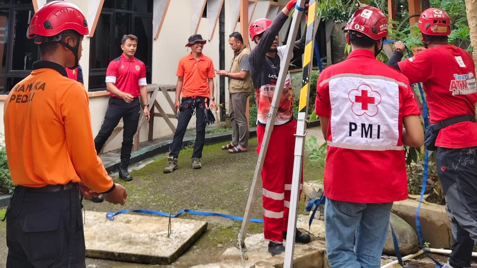 img 20250610 wa0009 Tingkatkan Kemampuan, Relawan Lintas Instansi Lakukan Latber Vertical Rescue