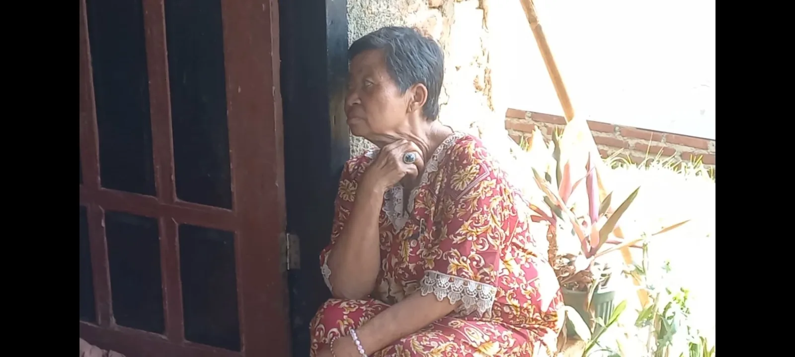 img 20250614 wa0006 Relawan Banjarnegara Bongkar dan Bangun Rumah Reot Milik Nenek Trewu