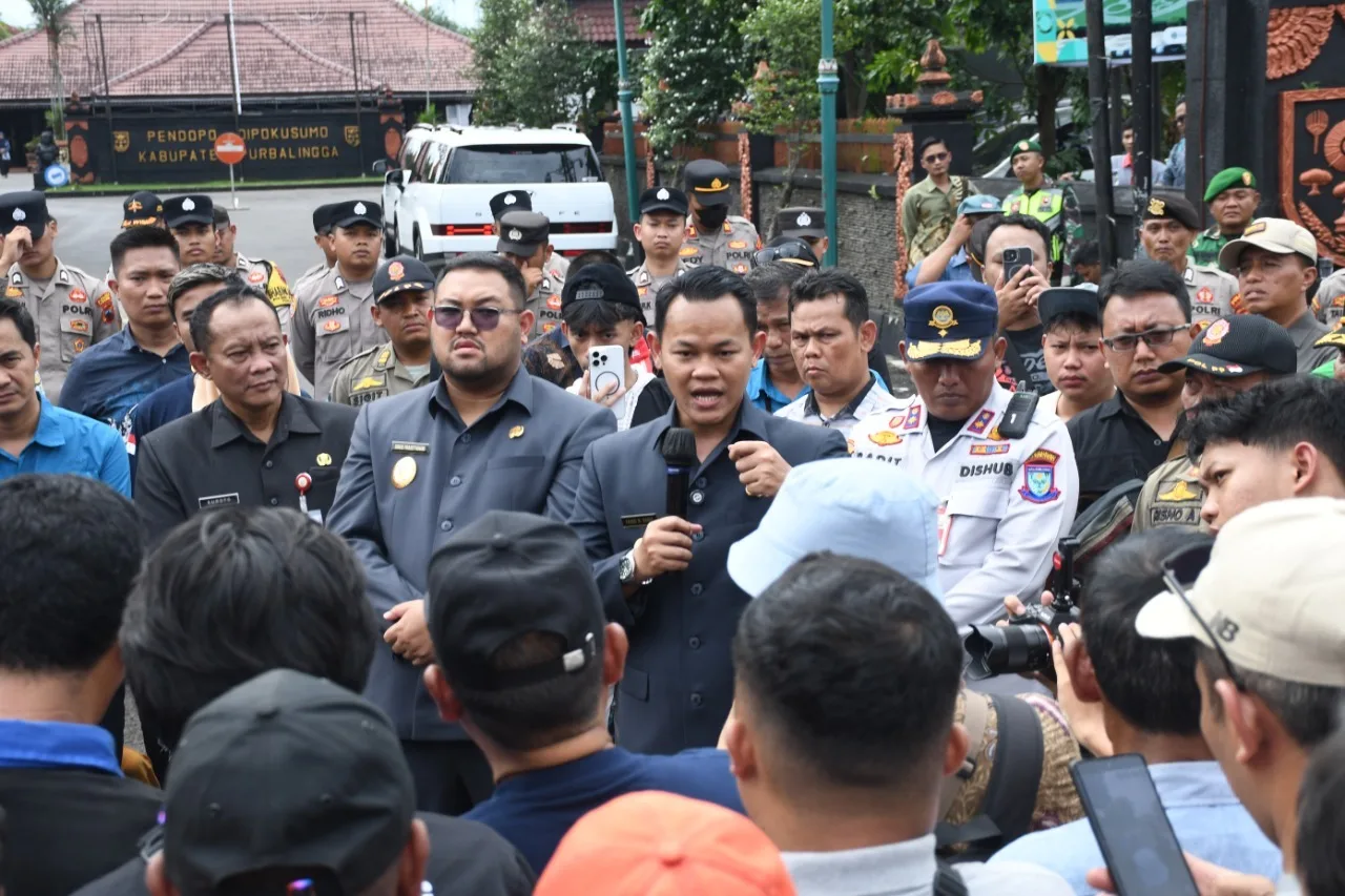 img 20250619 wa0009 Supir Truk Lakukan Aksi Damai di Alun-alun, Ini Pesan Bupati Fahmi