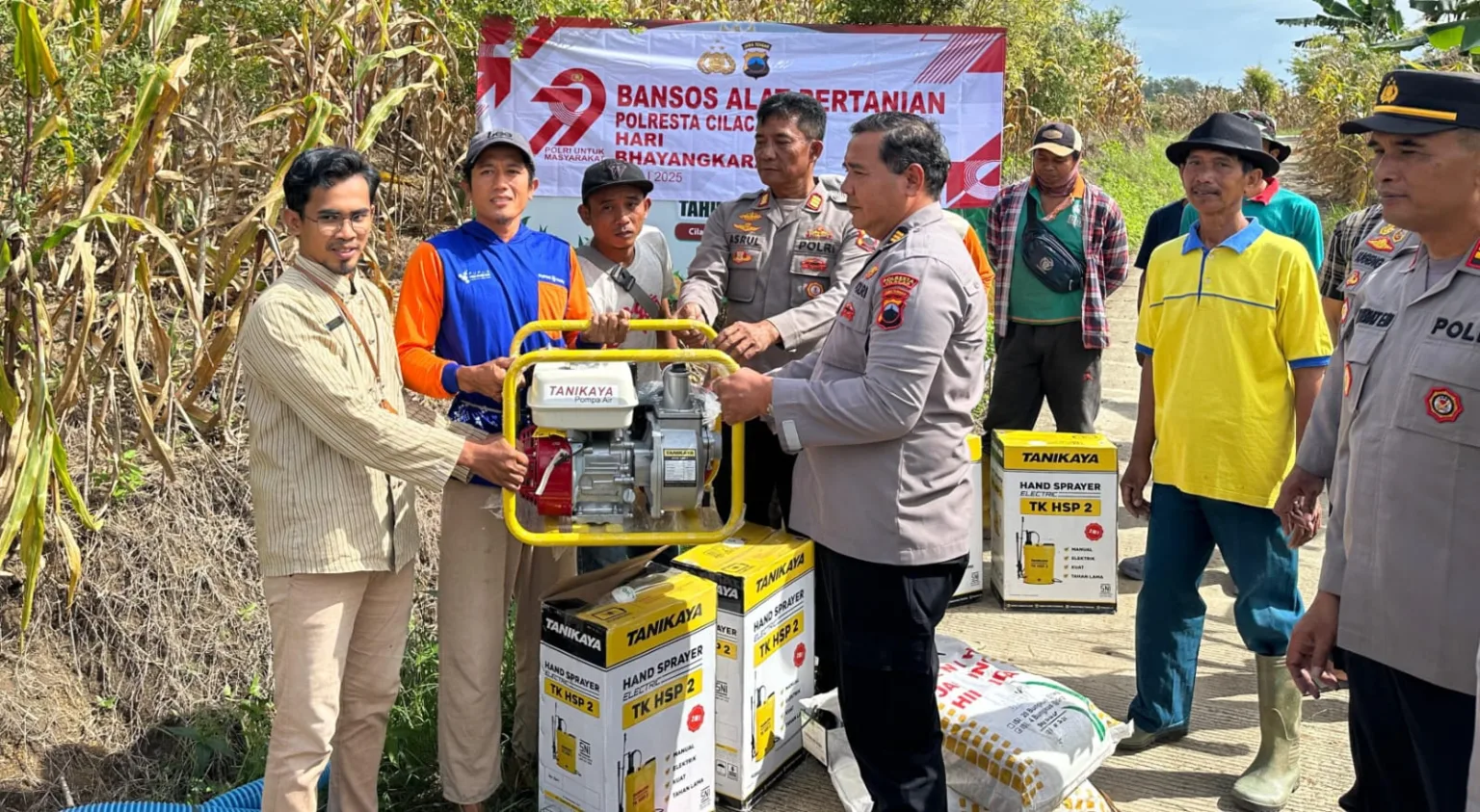 img 20250620 wa0020 Sambut Hari Bhayangkara ke-79, Polresta Cilacap Turun ke Sawah, Bantu Petani dan Warga