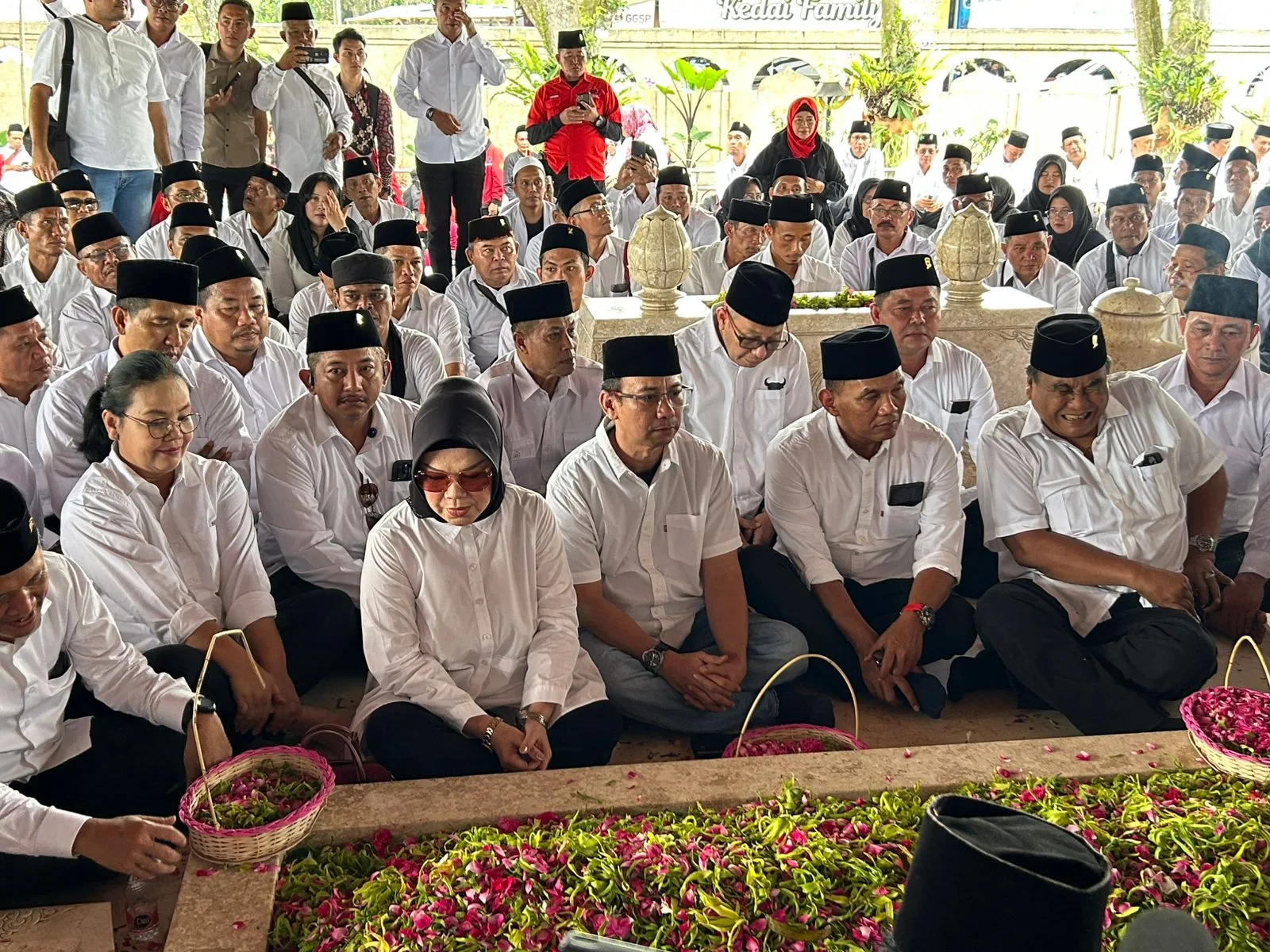 img 20250621 wa0004 Ribuan Kader PDIP Jateng Ziarah ke Makam Bung Karno, Bambang Pacul: Kami Ambil Semangat Sang Proklamator RI