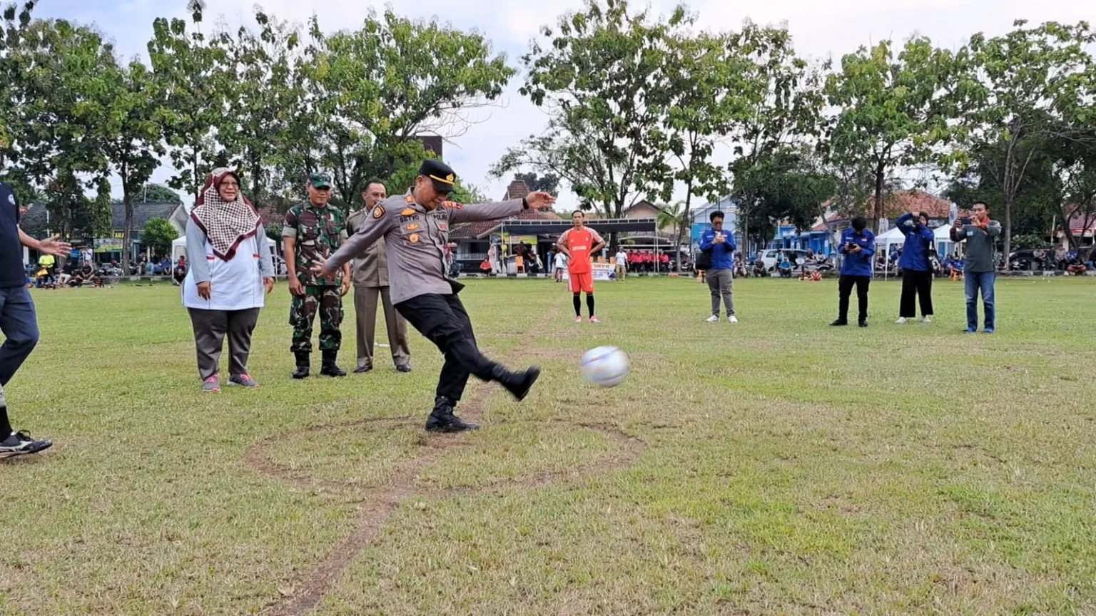 img 20250623 wa0000 Semarak Hari Bhayangkara ke-79 di Cilacap, Laga Sepak Bola Usia 40 Jadi Ajang Kebersamaan