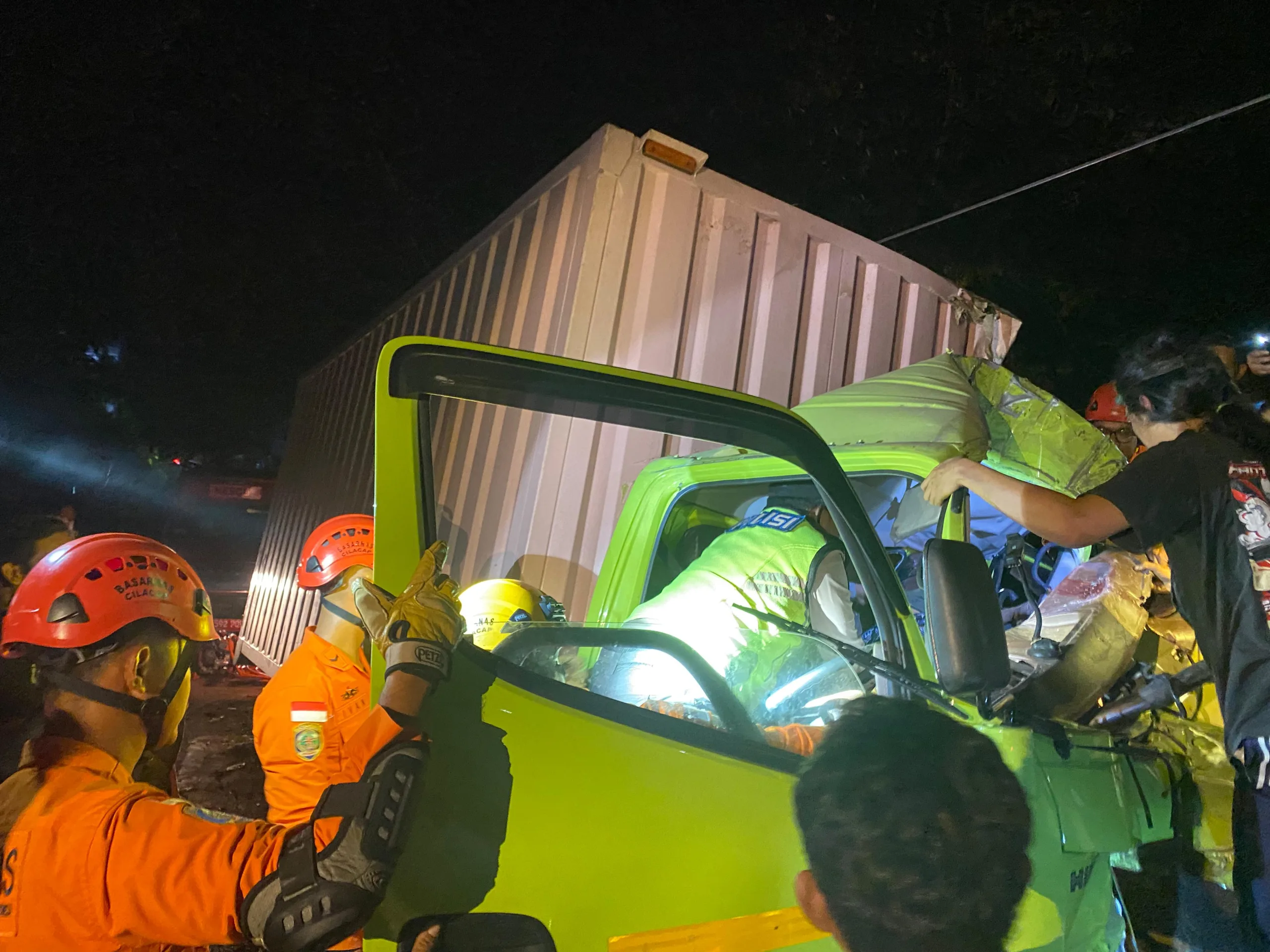 img 20250628 wa0010 scaled Rem Blong! Truk Pengangkut Logistik Tabrak Rumah, Satu Tewas Terjepit di Banyumas