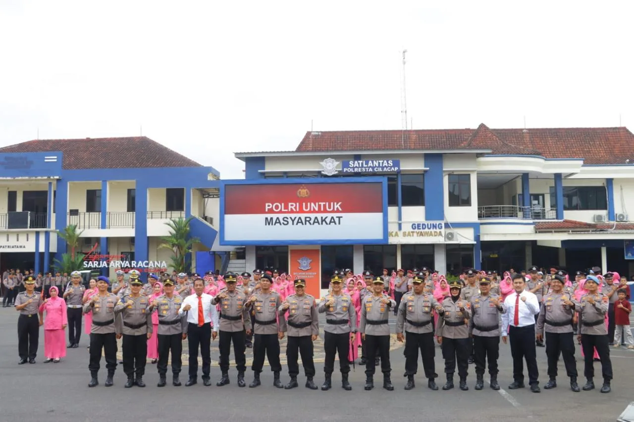 img 20250630 wa0006 Tradisi Unik di Polresta Cilacap: Bhayangkari Pasang Pangkat Suami, Diwarnai Aksi Kocak