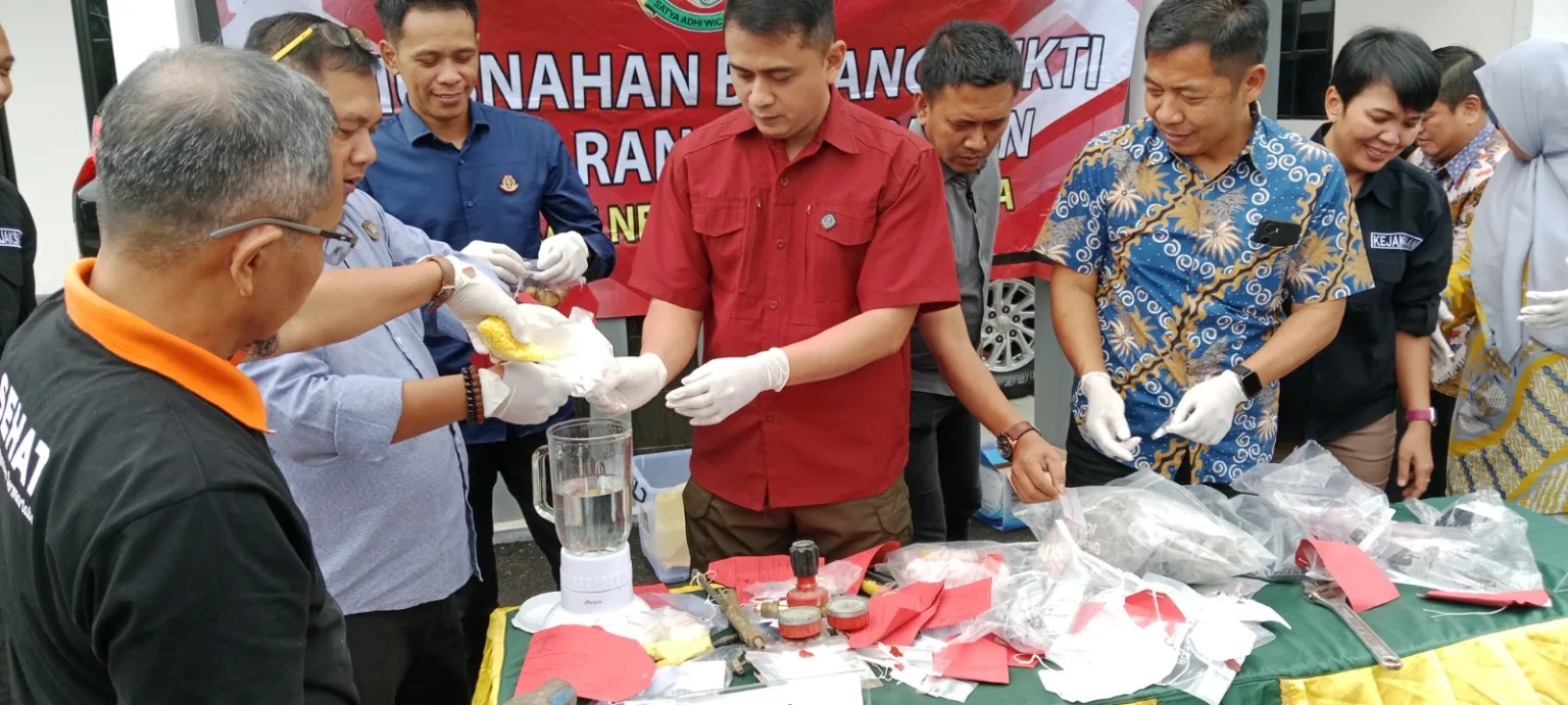 img 20250704 wa0005 Kejari Banjarnegara Musnahkan 266 Barang Bukti Tindak Pidana Umum