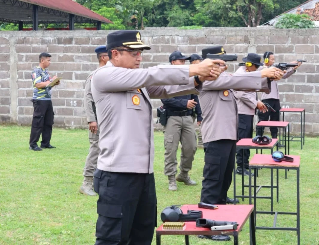 img 20250709 wa0004 Jaga Keamanan, Polresta Cilacap Rutin Latih Anggota Kuasai Senjata Api
