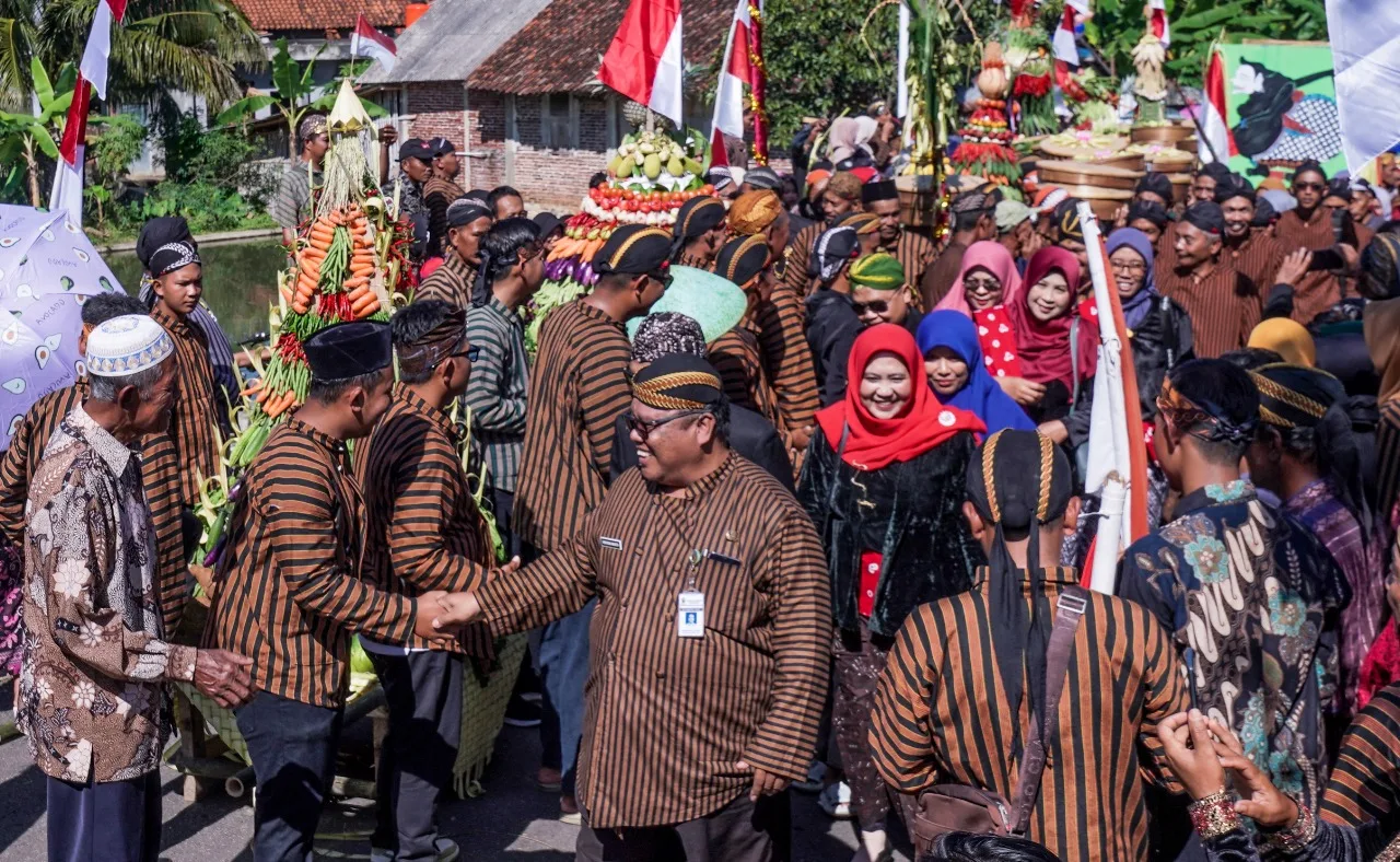 img 20250711 wa0008 Ada Parak Iwak, dan Ratusan Tenong Berisi Makanan Berbahan Ikan di Ruwat Bumi Tanjinganom