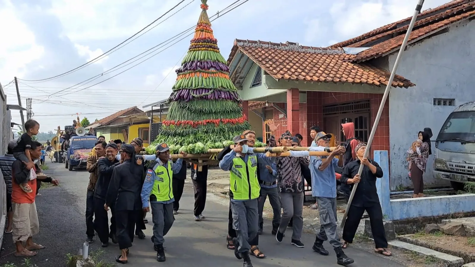 img 20250712 wa0018 Tradisi Grebeg Suran! Ribuan Warga Serbu Gunungan Hasil Bumi di Karangjati Cilacap