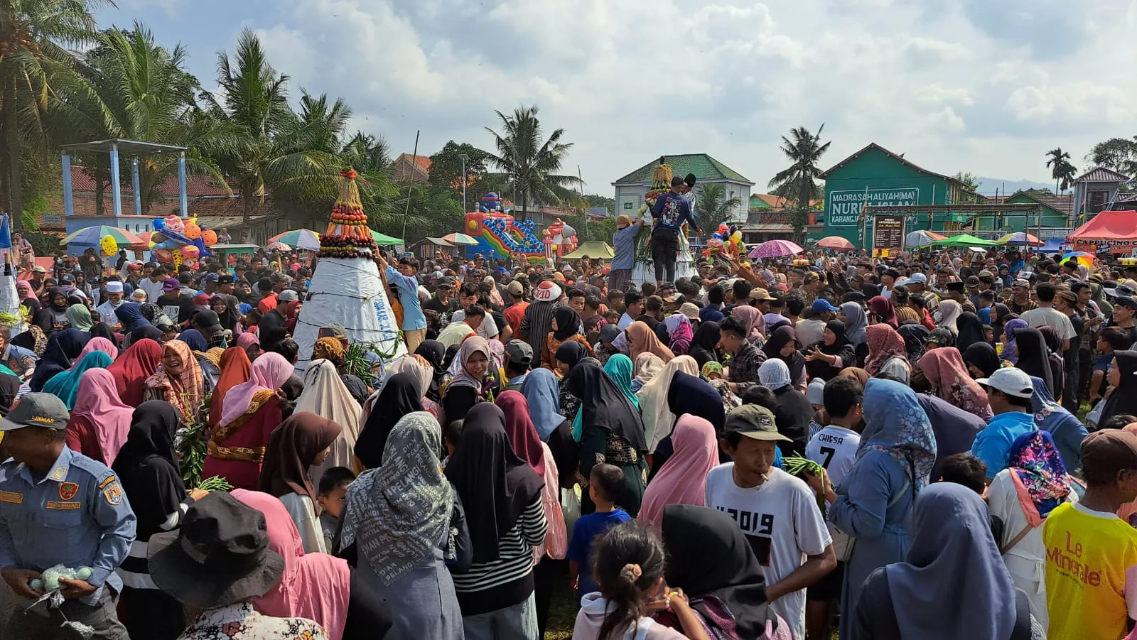 img 20250712 wa0019 Tradisi Grebeg Suran! Ribuan Warga Serbu Gunungan Hasil Bumi di Karangjati Cilacap
