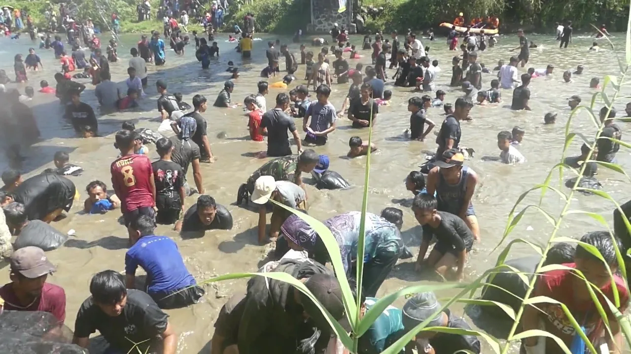 img 20250722 wa0005 Jaga Tradisi, Ribuan Warga Jembangan Berebut Ikan di Sungai