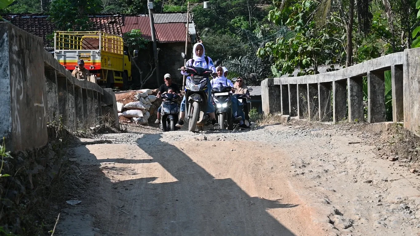 img 20250723 wa0003 Berkunjung ke Desa Petir, Warga Curhat Jalan Rusak ke Bupati