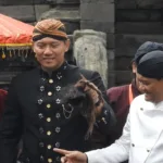 ahy potong gimbal Ikut Potong Rambut Gimbal, Ini Kata AHY dan Gubernur Luthfi