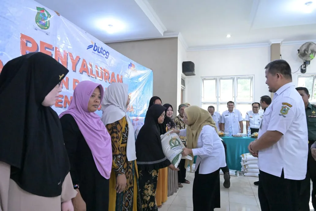 img 20250801 wa0005 Warga Kecamatan Punggelan Terima Bantuan Pangan Beras