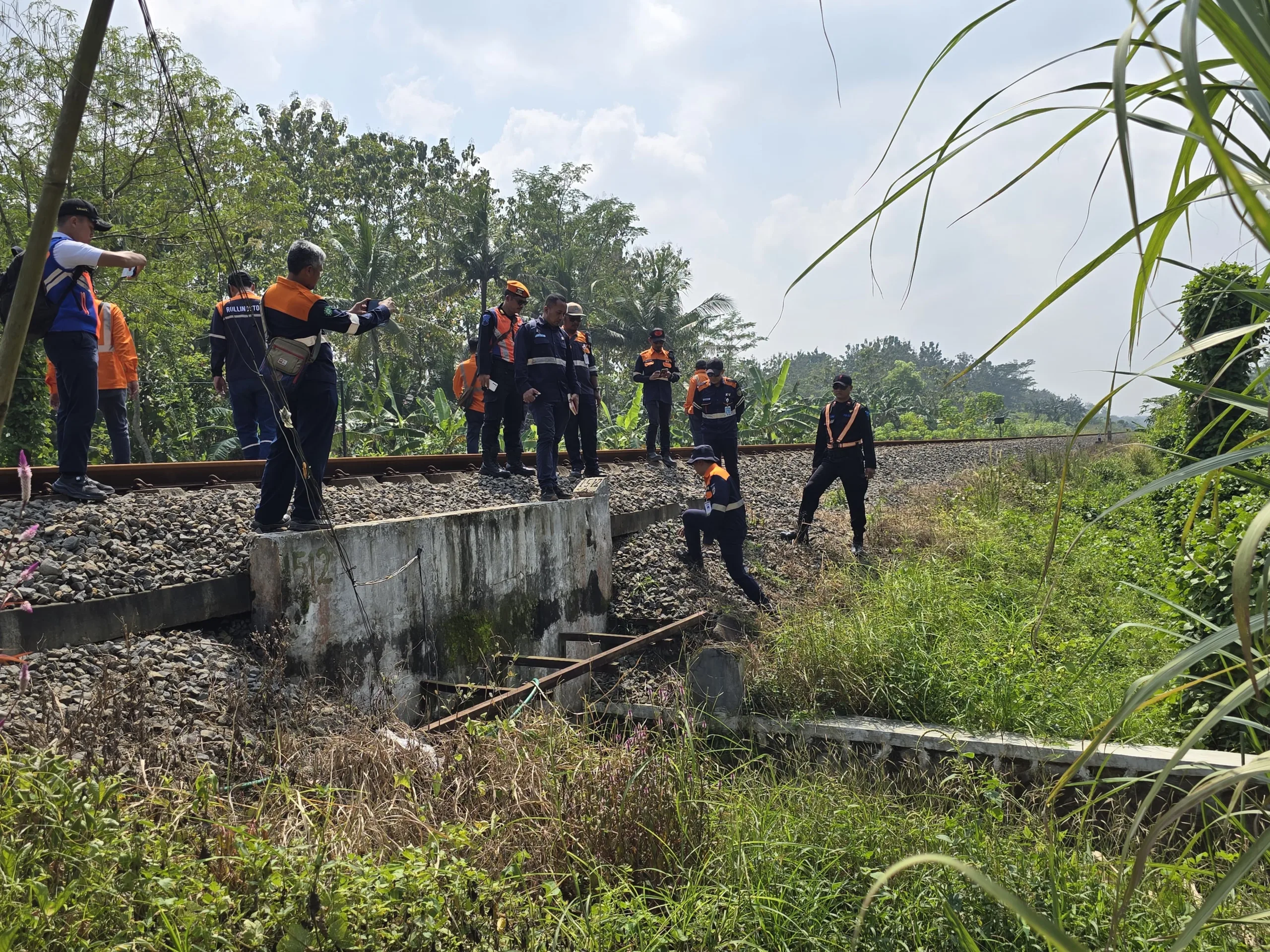 img 20250826 wa0031 scaled KAI Daop 5 Himbau Masyarakat Tidak Buang Sampah di Area Rel Kereta Api