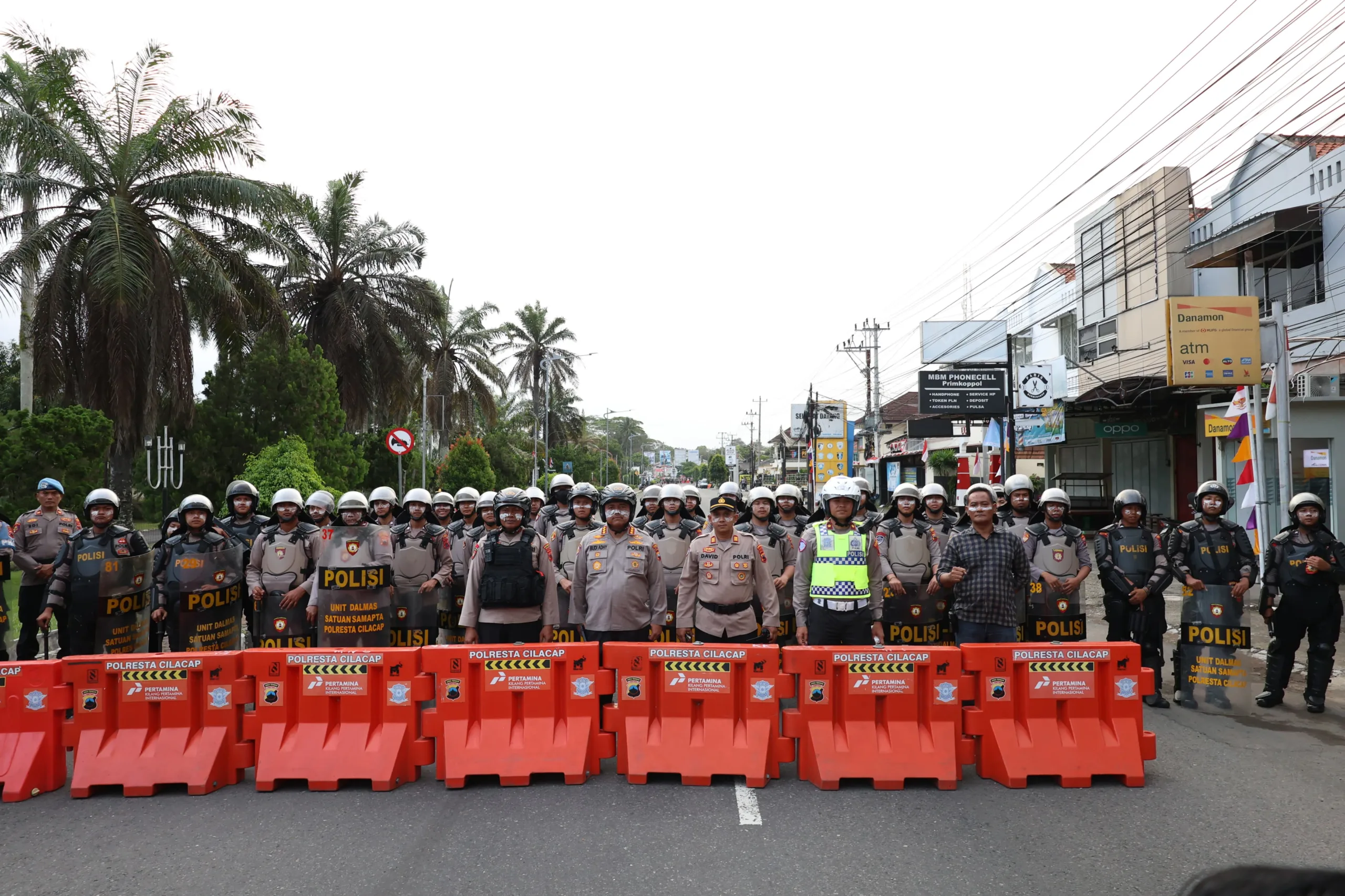 img 20250831 wa0008 scaled Kapolresta Cilacap Turun Langsung Amankan Mapolresta dari Ancaman Massa Anarko