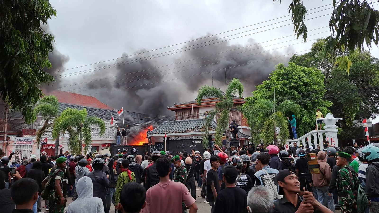 img 20250831 wa0013 Demo Ricuh DPRD Cilacap, Mobil hingga Gedung Dibakar Massa